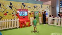 Tak hanya itu ada juga kios games Z-Moves yang baru dihadirkan oleh Narikiri di Bandara Changi. Di kios itu pengunjung bisa mengabadikan video dengan emoji Pokemon. Kios games Z-Moves ini bisa ditemui di ketiga terminal di Changi. Keterangan lebih lanjut pengunjung bisa mengunjungi website changiairport.com/pokemon (Aditya Mardiastuti/detikTravel)
