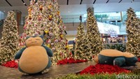 Sementara itu di Terminal 2 ada karakter Snorlax yang berukuran persis dengan aslinya sedang bersantai di Taman Snorlax. Di taman itu traveler bisa mengambil gambar bersama Snorlax (Aditya Mardiastuti/detikTravel)