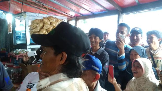 Warga di sekitar Agus