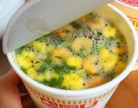 Wah, di Jepang Kini Sedang Tren Memadukan Sake dengan Ramen Instan