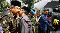 Dalam rombongan itu ada juga Wakil Presiden di era SBY menjabat, Boediono. Mereka mengaku kehilangan sosok Bhatoegana sebagai sahabat dan mendoakan dia diterima di sisi Tuhan.