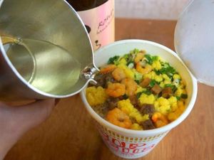 Wah, di Jepang Kini Sedang Tren Memadukan Sake dengan Ramen Instan