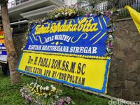 Rumah Duka Sutan Bhatoegana Bertabur Karangan Bunga