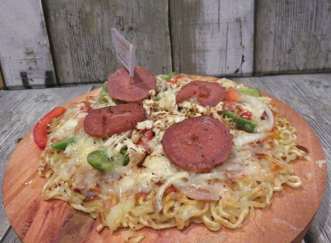 Yuk, Bikin Pizza Mie dengan Topping Lelehan Keju yang Mulur Gurih!