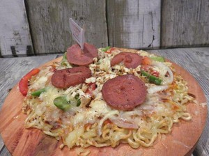 Yuk, Bikin Pizza Mie dengan Topping Lelehan Keju yang Mulur Gurih!