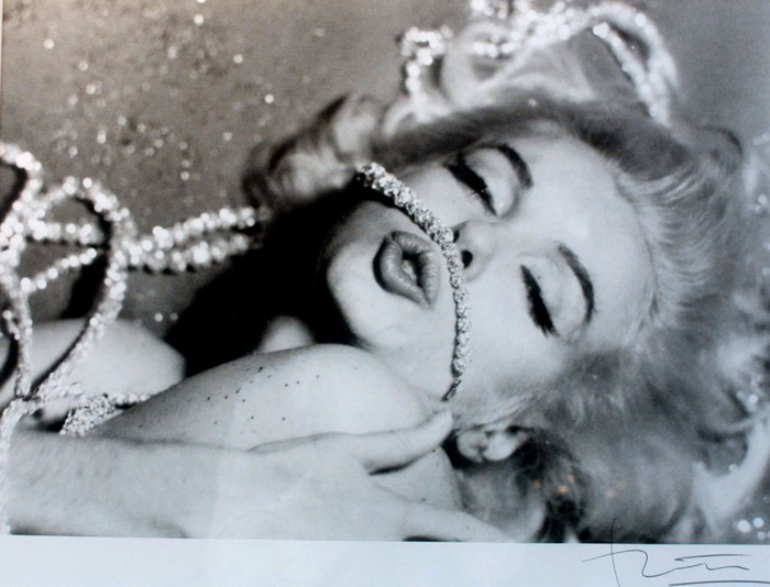 390351_01_marilyn BEVERLY HILLS, CA - JULY 26: (FILE PHOTO) A picture from a media preview of Marilyn, A California Classic, featuring rare photos of late actress Marilyn Monroe is seen at the Lladro Center on June 10, 2001 in Beverly Hills, California. This year marks the 40th anniversary of Monroes death. The actress, famous for such films as The Seven Year Itch and Some Like It Hot, was found dead on August 5, 1962 in her Brentwood, California home of a drug overdose. (Photo by Frederick M. Brown/Getty Images)