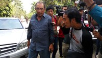 Politikus Demokrat Max Sopacua datang melayat.