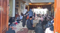 Jenazah Sutan Bhatoegana disemayamkan di rumah duka di Villa Duta, Bogor, Sabtu (19/11).