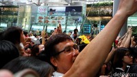 Antusias pengunjung tampak jelas saat parade berlangsung. Mereka mengikuti arah di mana Pikachu itu berjalan. Semua mengacungkan kamera miliknya untuk mengabadikan kelucuan karakter Pokemon berwarna kuning itu (Aditya Mardiastuti/detikTravel)