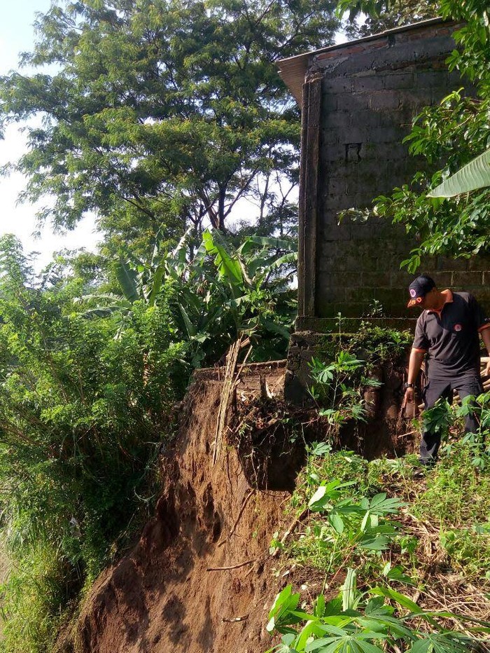 Pak Bupati Blitar, Lima Rumah ini Rawan Ambrol ke Sungai