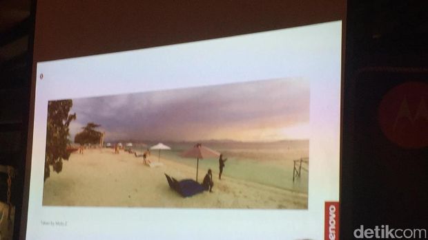 Anvid Erdian, Mobile Business Group 4P Manager Lenovo Indonesia, pamer hasil jepretan Moto Z.