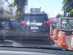 Alphard Berpelat Aneh Melenggang di Surabaya, Polisi: Itu Pelanggaran Berat