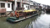 Kanal yang bisa dilewati kapal ini memiliki panjang sekitar 360 meter. Meski hanya sepersepuluhnya panjang kawasan Shantang Street, namun kanal ini menjadi urat nadi Suzhou. Dengan kanal ini, Kota Suzhou jadi ramai (Agung/detikTravel)