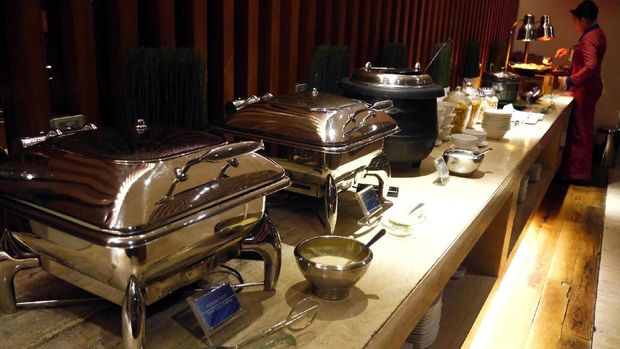 Aneka makanan tersedia di lounge Garuda Indonesia (Kurnia/detikTravel)