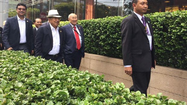Gaya JK Jalan Pagi di Lima, Pakai Fedora dan Jas