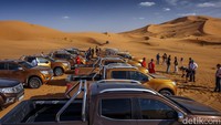 Salah satu pebalap yang ikut menguji Navara adalah Ramon Vila, pebalap berpengalaman dalam Paris-Dakar Rally. Saya sudah mencoba berbagai jenis kendaraan 4x4 di gurun pasir dari semua kendaraan yang saya coba, performa Navara adalah yang terbaik, ujarnya. Foto: Nissan Motor Indonesia