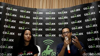 ECO Gojek Nadiem Makarim memberikan keterangan saat peluncuran program SWADAYA dalam acara GO-JEK Hero Day di Jakarta, Minggu (20/11).