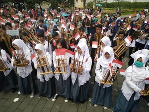 Sebar Perdamaian, Ribuan Pelajar dan Mahasiswa Main Angklung di Gedung Sate