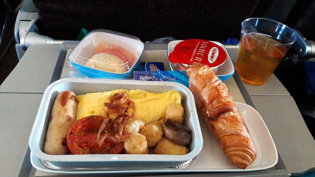 Sarapan menu western di dalam pesawat Garuda Indonesia (Kurnia/detikTravel)