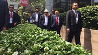 JK berangkat dari Hotel El Pardo Doubletree by Hilton sekitar pukul 08.30 waktu setempat. JK mengenakan setelan jas lengkap dan topi fedora putih saat berjalan santai bersama rombongan.