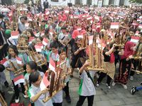 Sebar Perdamaian, Ribuan Pelajar dan Mahasiswa Main Angklung di Gedung Sate