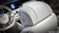 Material berkualitas seperti kulit melapisi bagian kabin. Kulit pada joknya didesain seperti membentuk gambar air terjun. Foto: Daimler