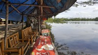 Terserah mau percaya dongeng yang mana, yang jelas danau ini memang asyik untuk dikunjungi. Datanglah pagi hari sekali ketika matahari baru terbit (Fitraya/detikTravel)