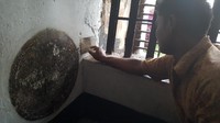 Ada pula cerita tentang tembok berdarah yang dibuat oleh salah satu tahanan di Benteng Marlborough. Tahanan ini menggambar 4 arah mata angin seperti kompas, dan menulis pakai bahasa Belanda yang artinya kurang lebih jangan salahkan aku mencorat-coret di sini, ini adalah gambaran dari penderitaanku (Fitraya/detikTravel)