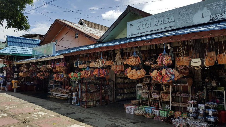 Sentra untuk belanja oleh-oleh di Kawasan Anggut Atas, Jl Soekarno Hatta, Bengkulu (Fitraya/detikTravel) Sentra untuk belanja oleh-oleh di Kawasan Anggut Atas, Jl Soekarno Hatta, Bengkulu (Fitraya/detikTravel)