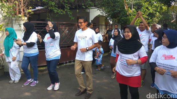 Blusukan ke Jagakarsa, Sandiaga Senam Bareng Ibu-ibu