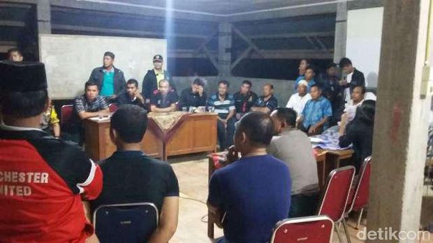 Ketua DPRD SIjunjung disidang secara adat