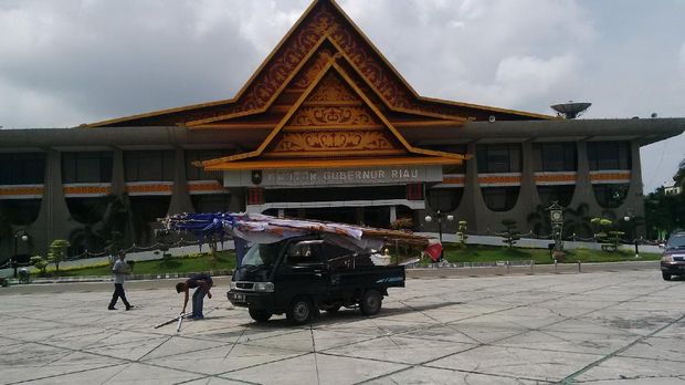 Sampah Berserakan di Kantor Gubernur Riau Sudah Dibersihkan
