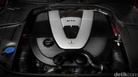 Mercedes-Maybach S650 Cabriolet ditenagai oleh mesin V12 6.0 liter biturbo bertenaga 621 daya kuda. Mesin itu mampu membuat mobil berakselerasi dari 0-96 km/jam hanya dalam empat detik. Kecepatan tertingginya dibatasi secara elektronik sampai 250 km/jam. Foto: Daimler