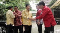 Mantan Ketua DPR itu ditemani Sekjen Golkar Idrus Marham, Ketua DPP Golkar Nurul Arifin, dan Ketua DPP Golkar Yahya Zaini.