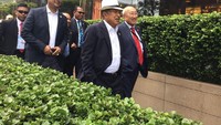 JK dikawal ketat oleh beberapa anggota Paspamres yang menyebar dari depan hingga belakang rombongan. Tampak Staf Khusus Sofjan Wanandi dan Juru Bicara Wapres Husain Abdullah menemani JK jalan pagi.