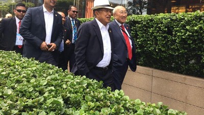 Gaya JK Pakai Fedora dan Jas, Saat Jalan Pagi di Lima