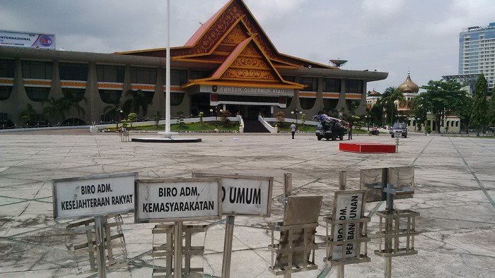 Sampah Berserakan di Kantor Gubernur Riau Sudah Dibersihkan