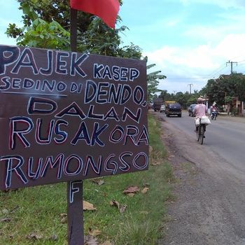 Jalan Nasional di Trenggalek ini Rusak, Ini Protes Gaya Warga ke Pemerintah