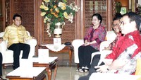 Pertemuan digelar tertutup, pewarta hanya diizinkan mengambil gambar. Dalam ruangan, sang tuan rumah Megawati langsung menyambut.