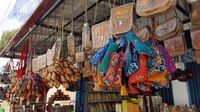 Aneka tas dan aksesoris yang bisa dibeli traveler (Fitraya/detikTravel)