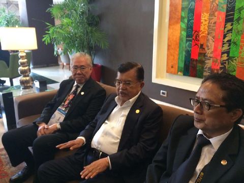 Gaya JK Jalan Pagi di Lima, Pakai Fedora dan Jas