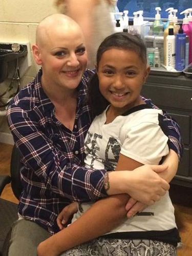 Ibunya Botak karena Kanker, Anak 9 Tahun Ini Ikut Botaki Sebagian Rambutnya