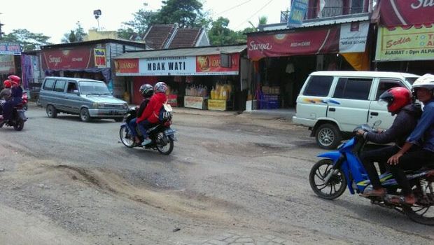 Jalan Nasional di Trenggalek ini Rusak, Ini Protes Gaya Warga ke Pemerintah