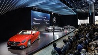 Selain Mercedes-Maybach S 650 Cabriolet, di Los Angeles Auto Show, Mercy juga memperlihatkan mobil Mercedes-AMG E 63S Edition1 dan Mercedes-AMG GT C Roadster.Foto: Daimler