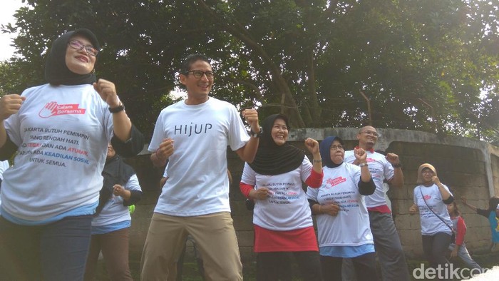 Blusukan ke Jagakarsa, Sandiaga Senam Bareng Ibu-ibu