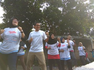Blusukan ke Jagakarsa, Sandiaga Senam Bareng Ibu-ibu