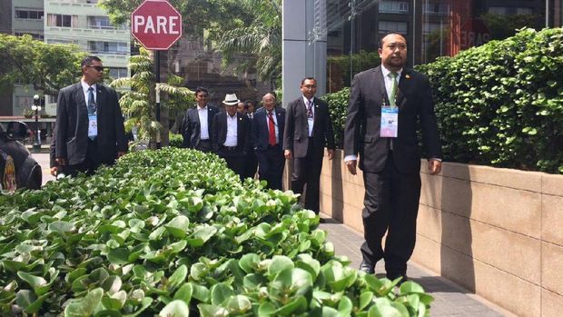 Gaya JK Jalan Pagi di Lima, Pakai Fedora dan Jas