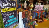 Bazar ini memamerkan dan menjual batik, kerajinan tangan, lukisan, tas, sepatu dan banyak lagi lainnya. Ada juga pameran foto-foto kegiatan Chairul Tanjung dan istri tercintanya di tengah program-program CT ARSA Foundation. Diantaranya pose mereka bersama siswa SMA unggulan CT ARSA Foundation di Medan.