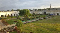 Meski ada nuansa mistisnya, tetapi kecantikan benteng ini tetap harus diabadikan dengan kamera. Taman di tengah Benteng Marlborough sangat instagenic loh, karena ada banyak meriam yang dipajang di sana (Fitraya/detikTravel)