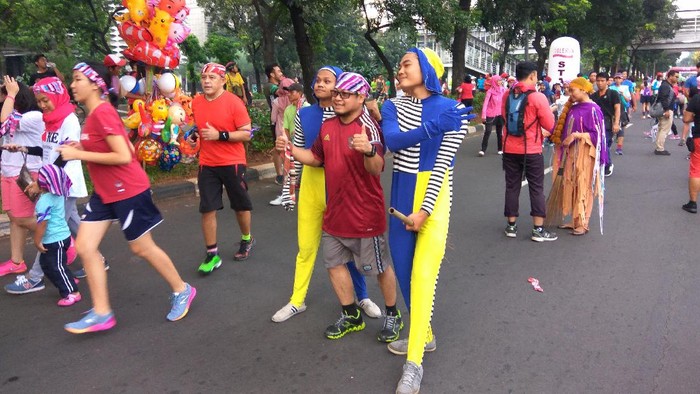 Pakai Kostum Unik di ToleRun, Peserta Lari Ini Jadi Sasaran Foto